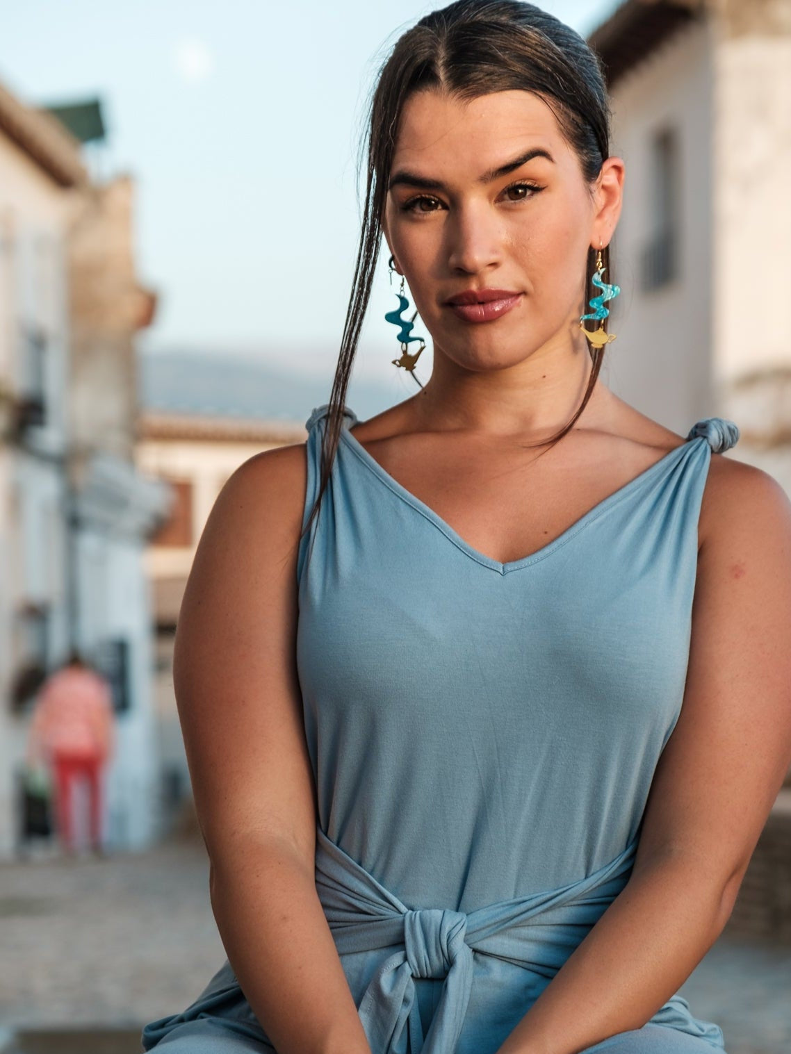 Pendientes de metacrilato inspirados en aladdin, en azul marmolado para la parte del Genio y dorado metálico para la lampara