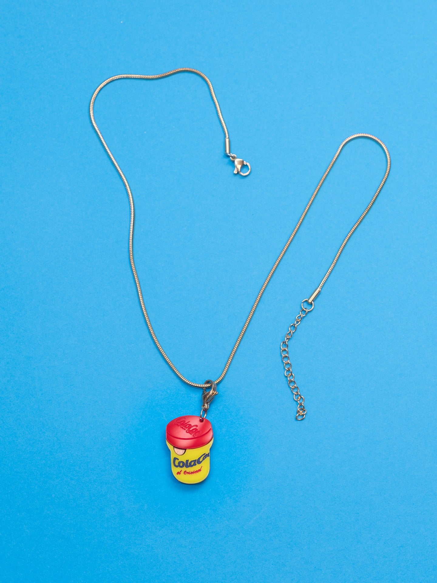 Charm de The90sisters x ColaCao, hecho en metacrilato con los colores del bote original de ColaCao, luce estos mini botes de ColaCao en cualquier ocasión. Producto oficial