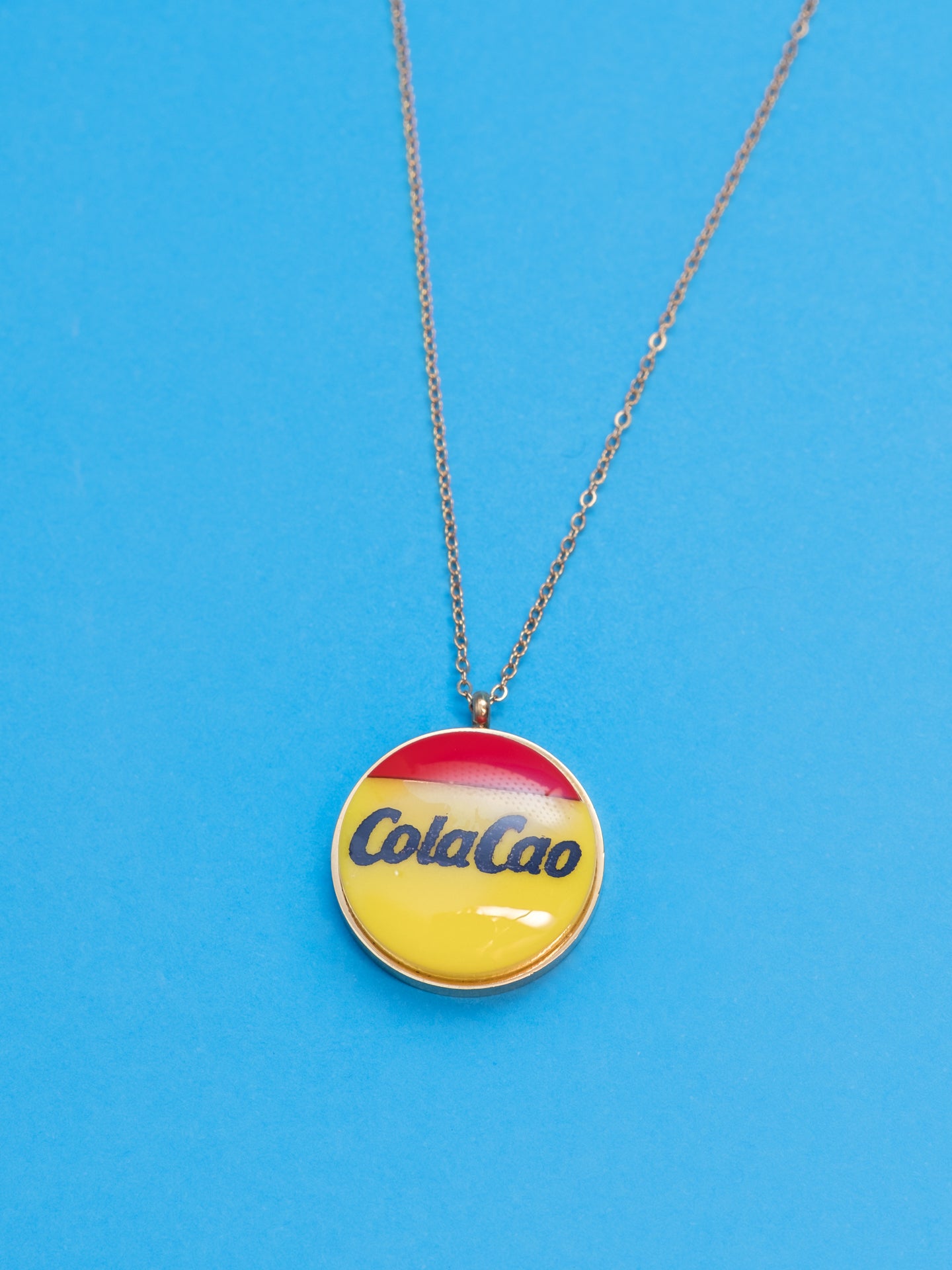 Collar de The90sisters x ColaCao, hecho en metacrilato y resina. Producto oficial