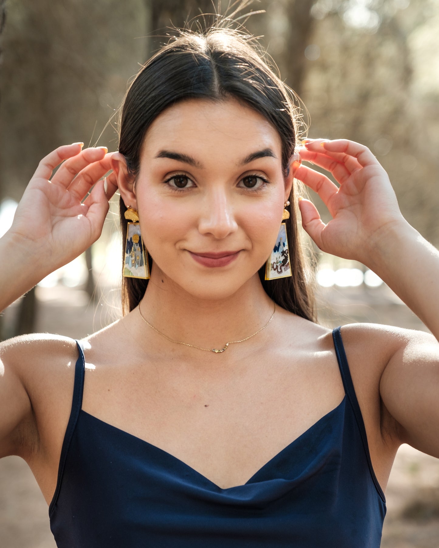 Pendientes edición especial de metacrilato, en tonos azules, blancos y dorados y con diferentes texturas para crear este modelo único. Foto de modelo luciendo el pendiente