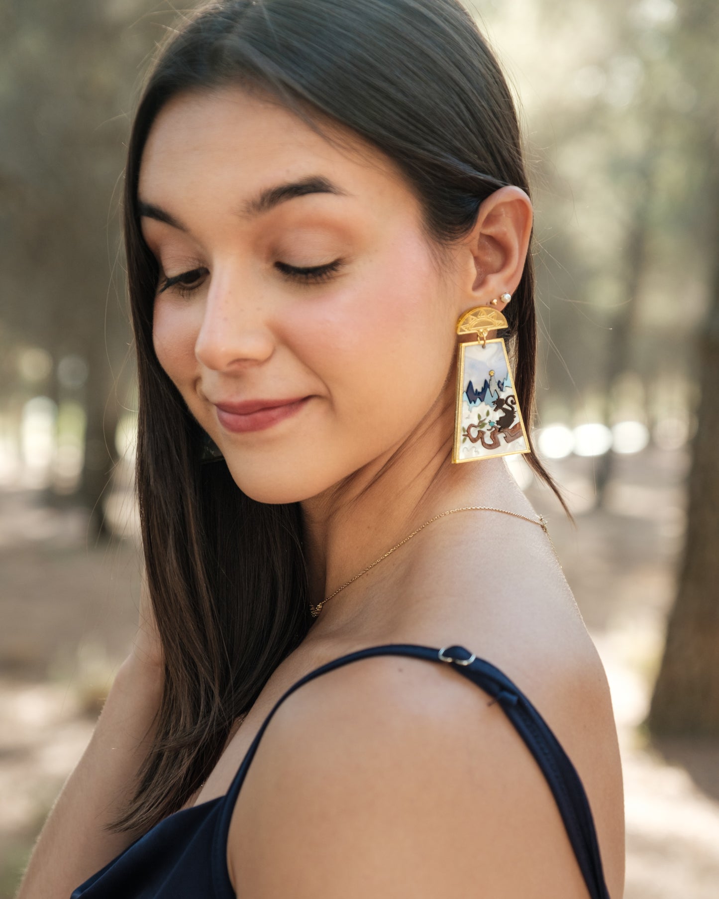 Pendientes edición especial de metacrilato, en tonos azules, blancos y dorados y con diferentes texturas para crear este modelo único. Foto de modelo luciendo el pendiente