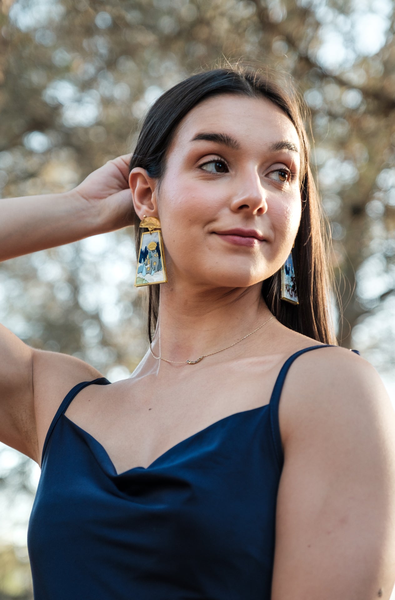 Pendientes edición especial de metacrilato, en tonos azules, blancos y dorados y con diferentes texturas para crear este modelo único. Foto de modelo luciendo el pendiente