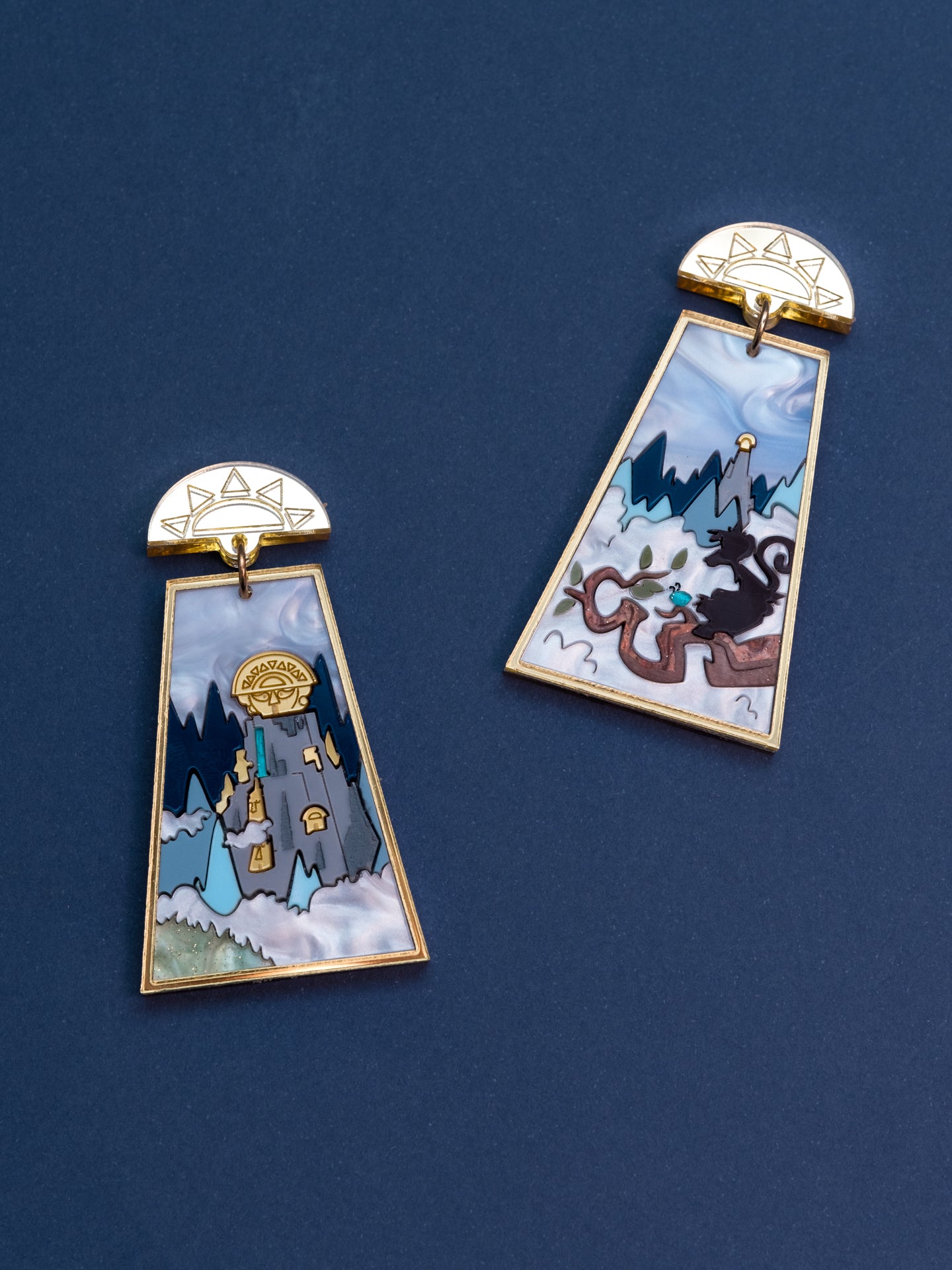 Pendientes edición especial de metacrilato, en tonos azules, blancos y dorados y con diferentes texturas para crear este modelo único