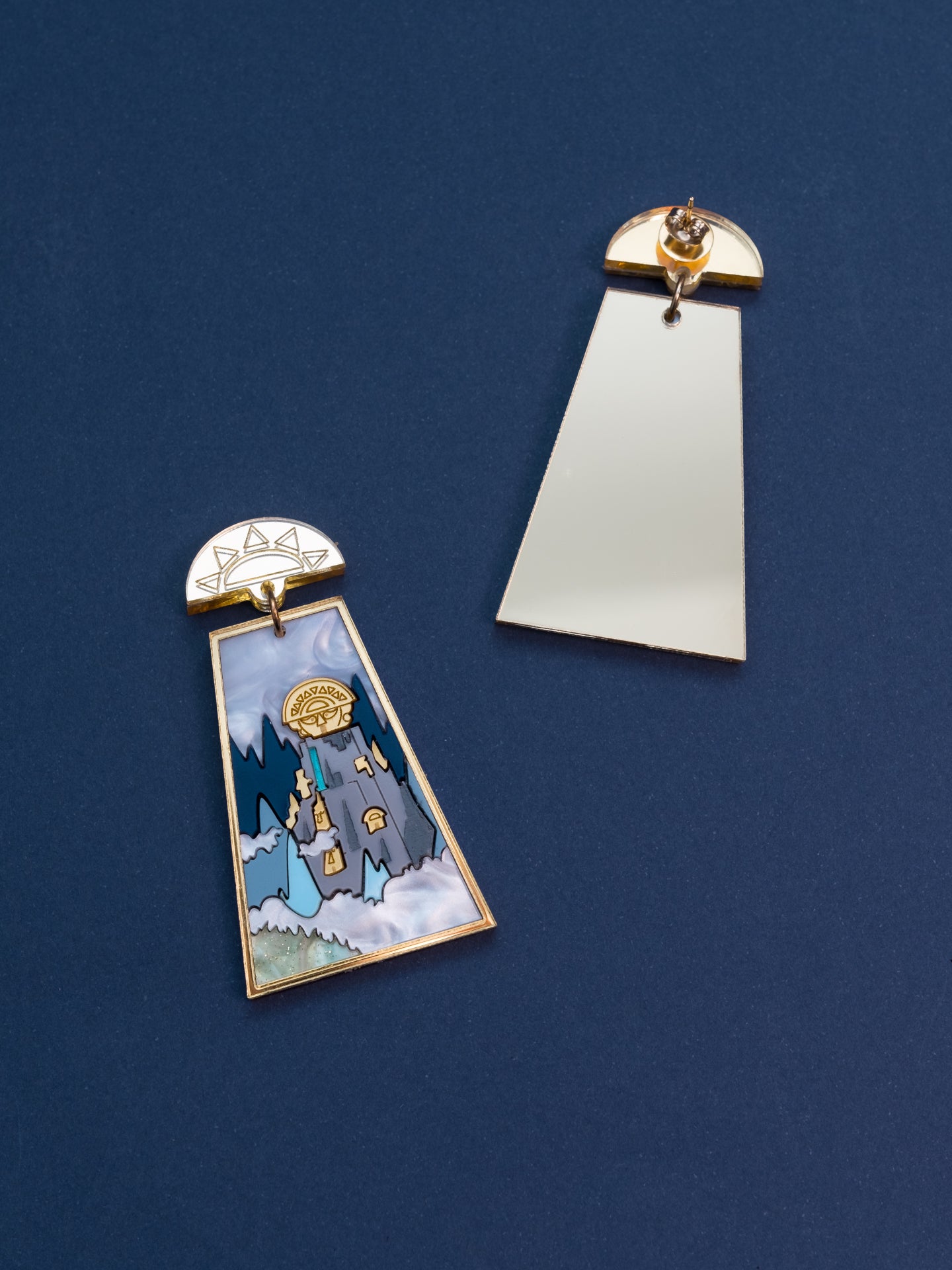 Pendientes edición especial de metacrilato, en tonos azules, blancos y dorados y con diferentes texturas para crear este modelo único