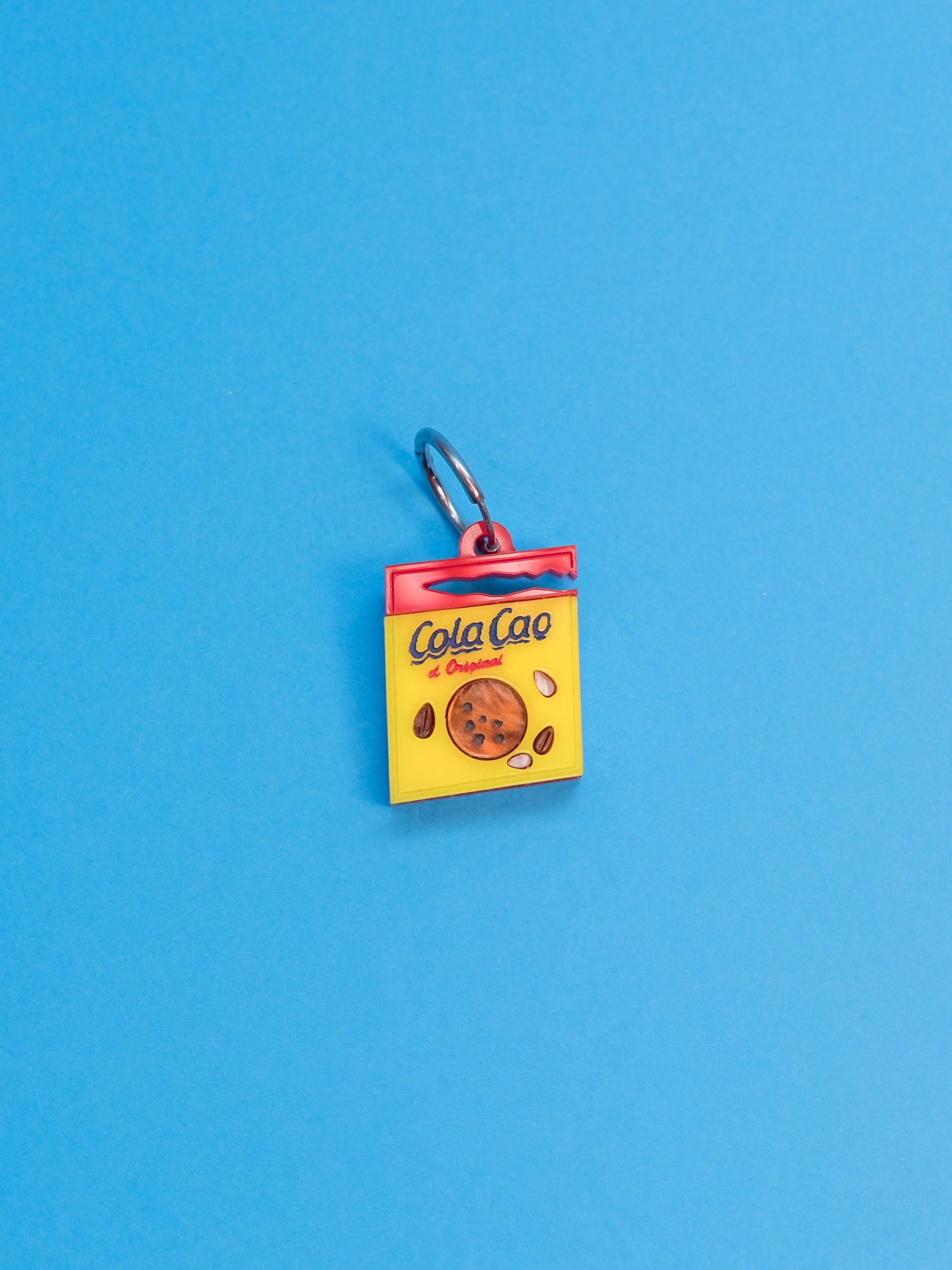 Pendientes de The90sisters x ColaCao, hechos en metacrilato, en este caso el Sobre de ColaCao,. Producto oficial