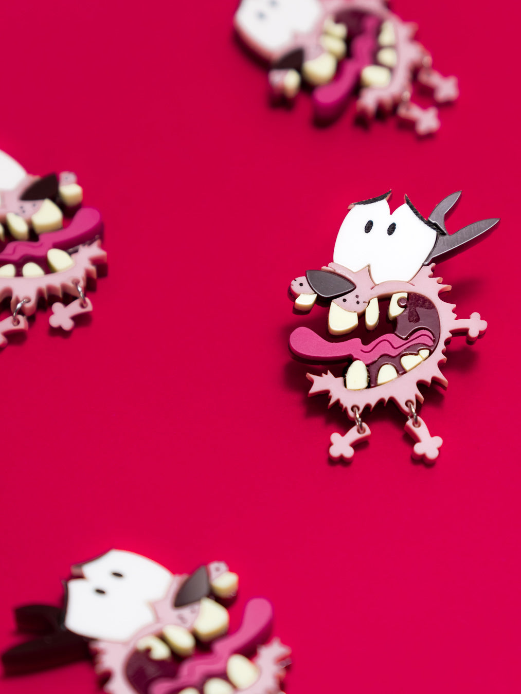 Pendientes de metacrilato inspirados en la serie de infancia Agallas el perro cobarde. Pegados a la oreja o con aros para dilataciones.