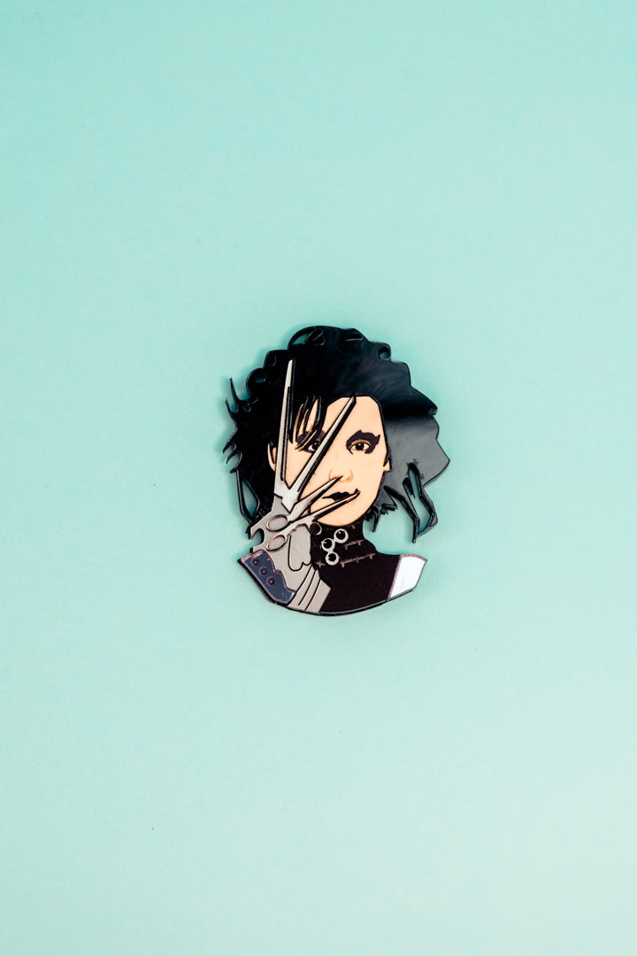 Pendientes de metacrilato inspirados en las películas de Tim Burton, color y textura en negros y grises para hacer este broche tan especial