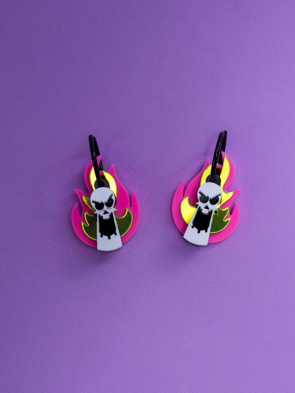 Pendientes de metacrilato inspirados en Calavera de las macabras aventuras de Billy y Mandy son efecto flúor y neón bajo la luz morada