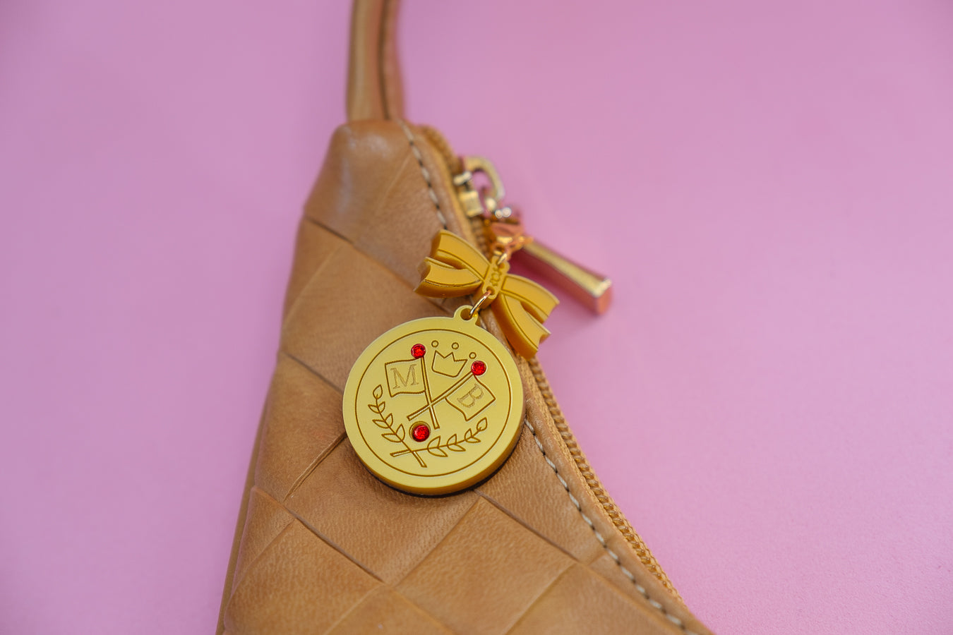 Charm de metacrilato inspirado en tu serie de anime de la infancia Marmalade boy. Dorado metálico y rojo espejo para hacer esta pieza única