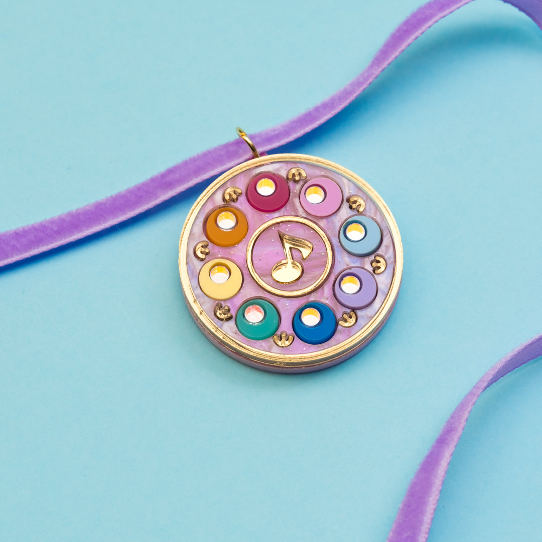 Choker de metacrilato inspirado en tu serie de anime de la infancia Doremi, este choker realizado a mano pieza a pieza llena de color cualquier look