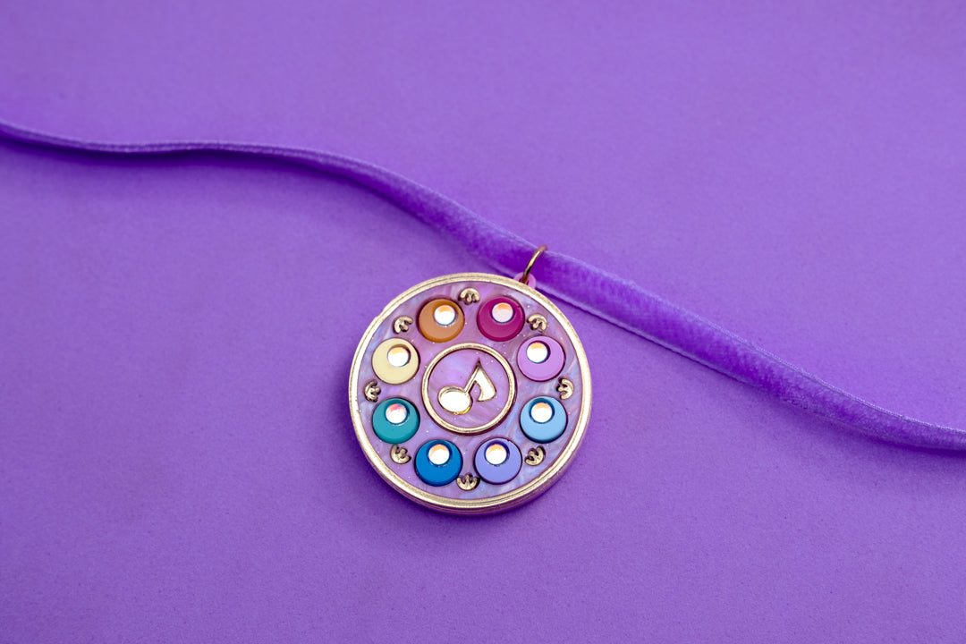 Choker de metacrilato inspirado en tu serie de anime de la infancia Doremi, este choker realizado a mano pieza a pieza llena de color cualquier look