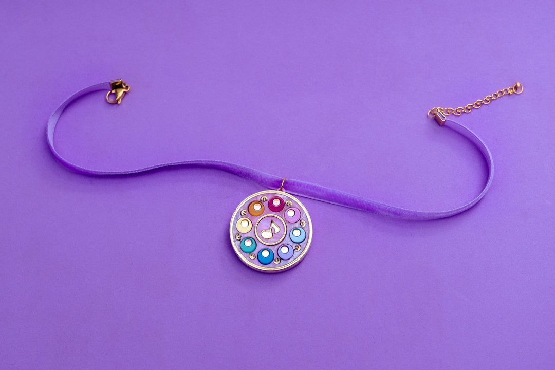 Choker de metacrilato inspirado en tu serie de anime de la infancia Doremi, este choker realizado a mano pieza a pieza llena de color cualquier look