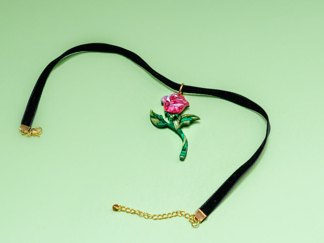 Choker de metacrilato inspirado en las películas Disney, realizado a mano pieza a pieza, esta joyita es ideal para realzar cualquier look, lleno de color y super elegante