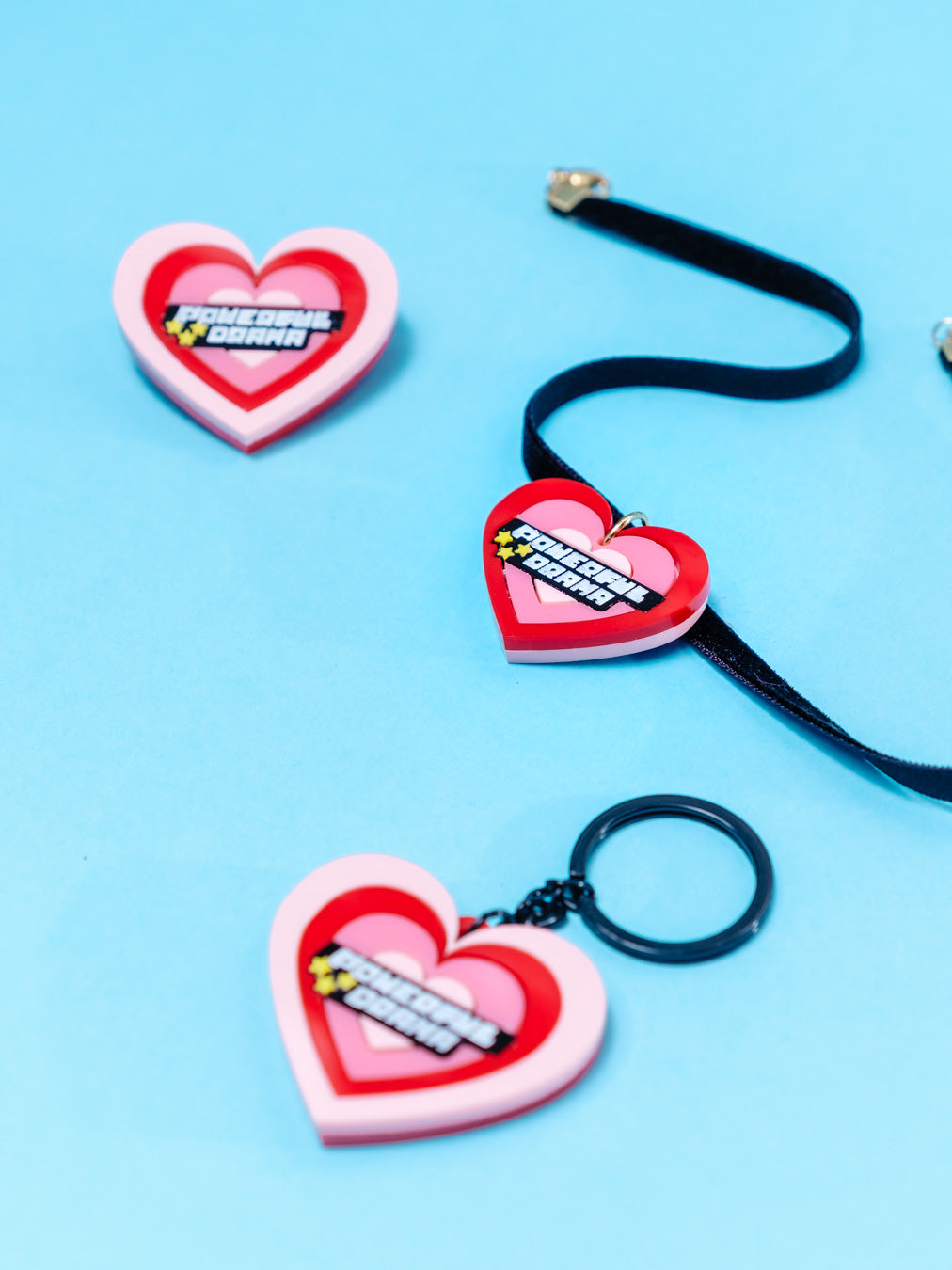 Llavero, choker y broche inspirados en las serie de tu infancia Las Supernenas, lleno de color y poder para llevarlo donde quieras.