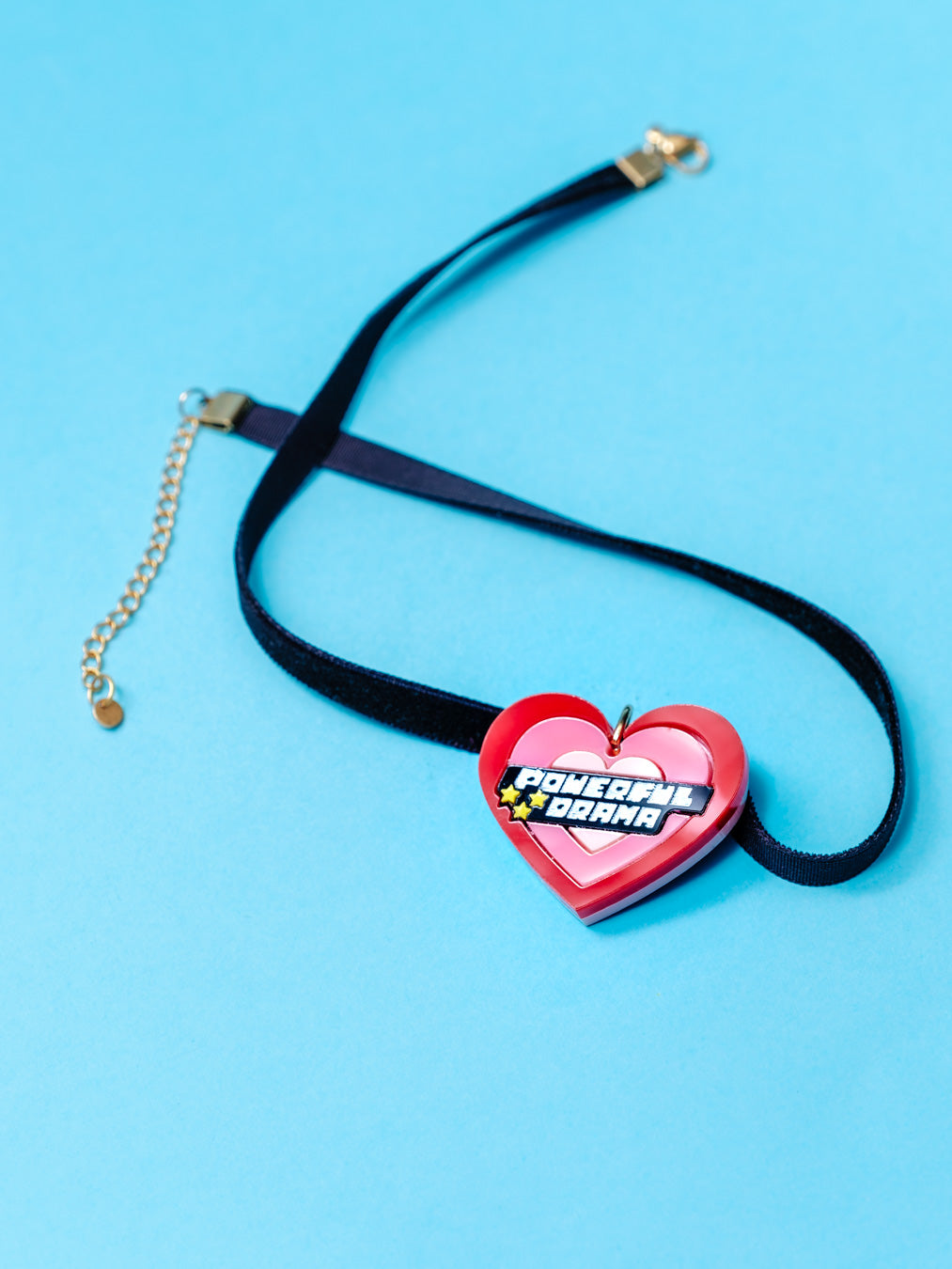 Choker inspirado en las serie de tu infancia Las Supernenas, lleno de color y poder para llevarlo donde quieras.