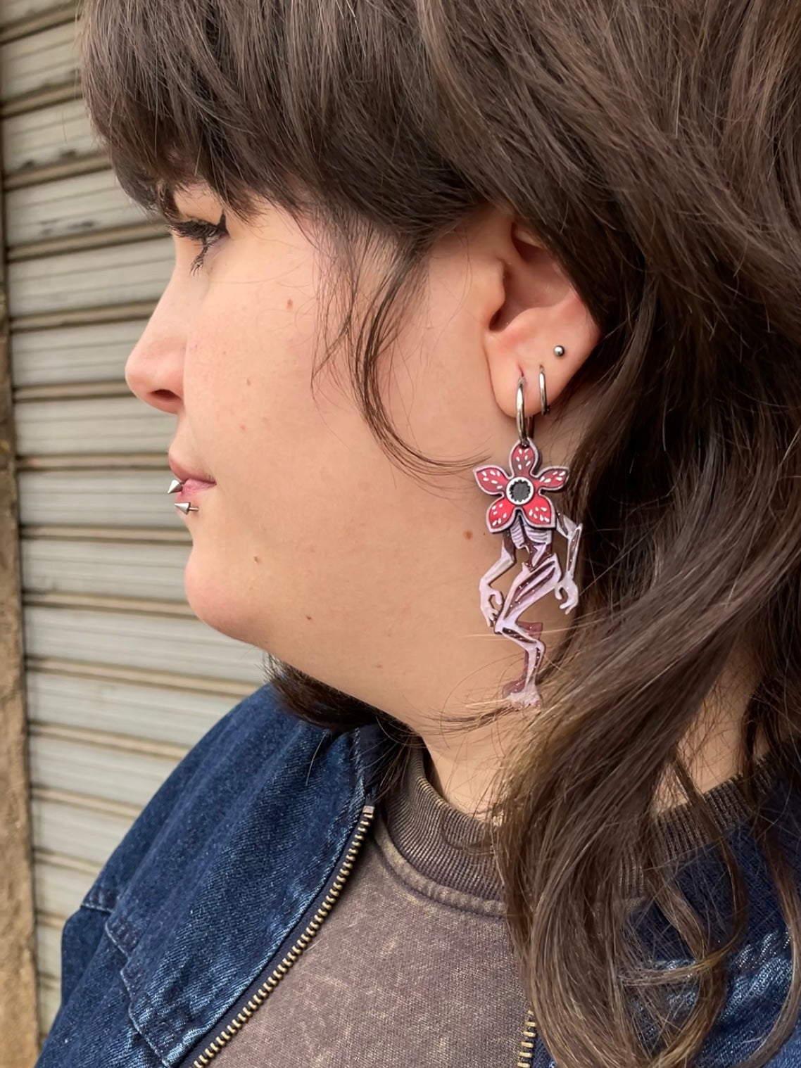 Pendientes de metacrilato inspirados en stranger things, en el demogorgon, con colores marmolados purpura, rojo y marrón que dan un toque espectacular a esta criatura