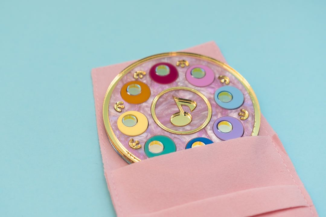 Espejo de mano de metacrilato inspirado en tu serie de anime de la infancia Doremi, realizado a mano pieza a pieza ideal para llevar a cualquier sitio dentro de tu bolso
