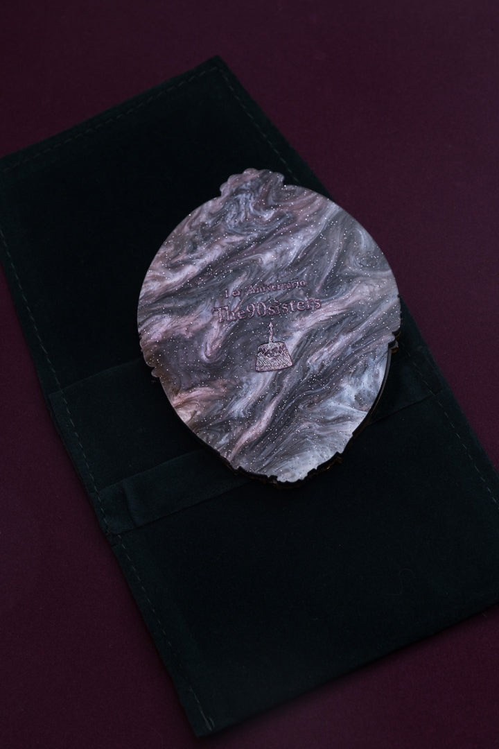 Espejo de metacrilato inspirado en las películas Disney, con este espejo de mano que puedes llevar en cualquier bolso podrás mirarte siempre que quieras.