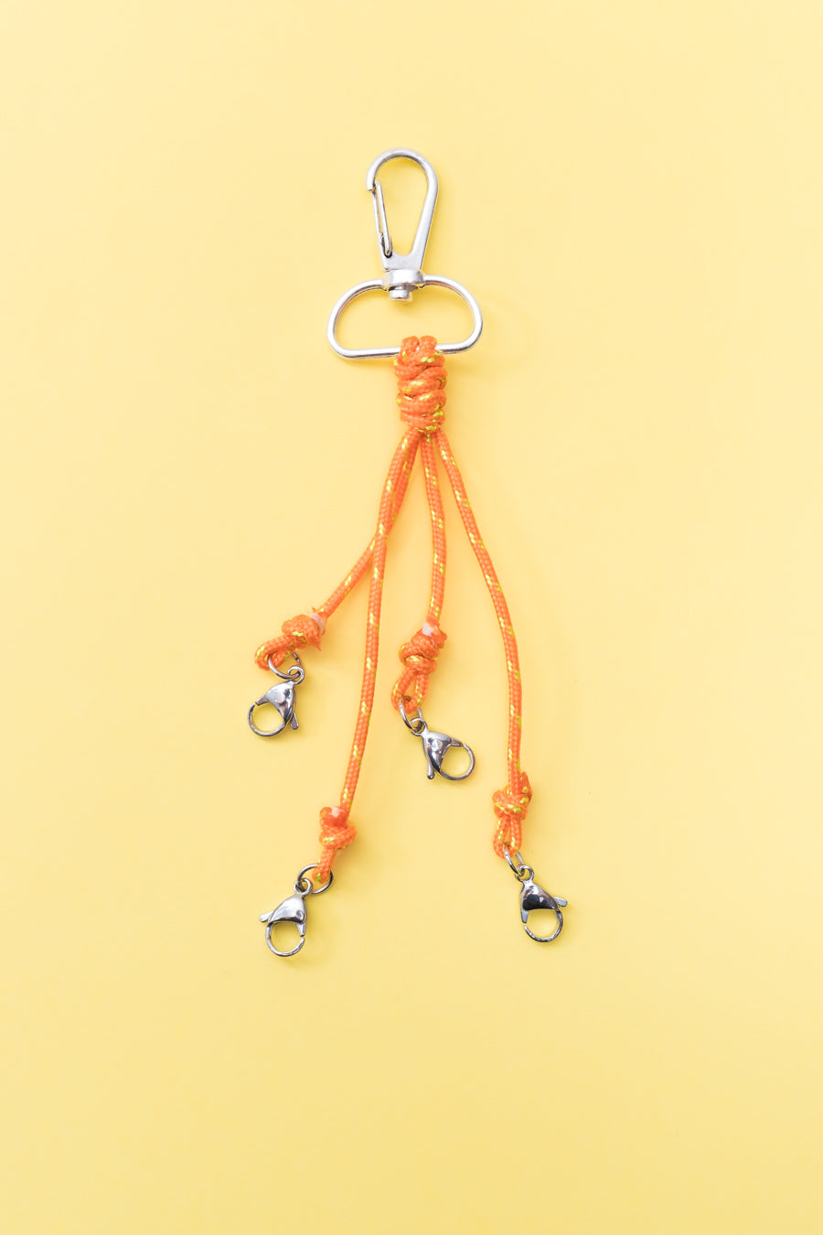 Este accesorio está pensado para llevar tus charms favoritos, puedes intercambiarlos a tu gusto, colgarlo en tus maxillaveros o directamente lucirlo en tu bolso.