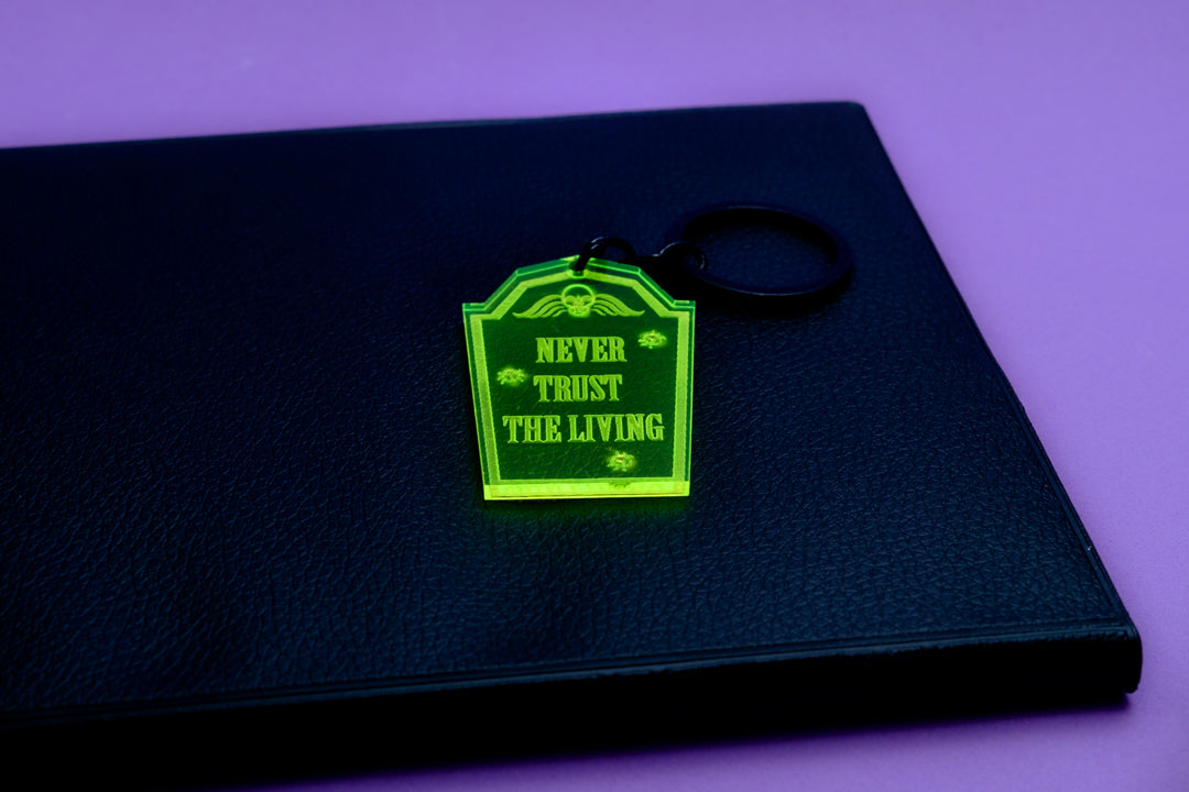 Llavero de metacrilato inspirados en las películas de Tim Burton, tumba de color verde flúor