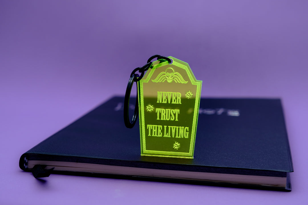 Llavero de metacrilato inspirados en las películas de Tim Burton, tumba de color verde flúor