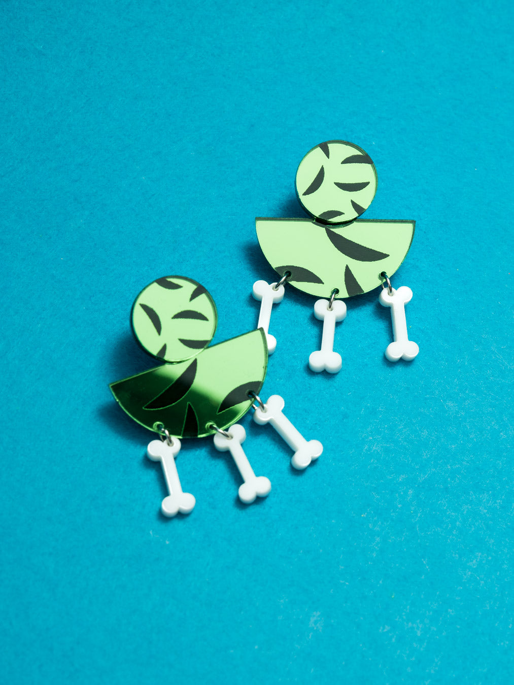 Pendientes de metacrilato inspirados en la vestimenta de Pebbles Picapiedra. Con efecto espejo y animal print.