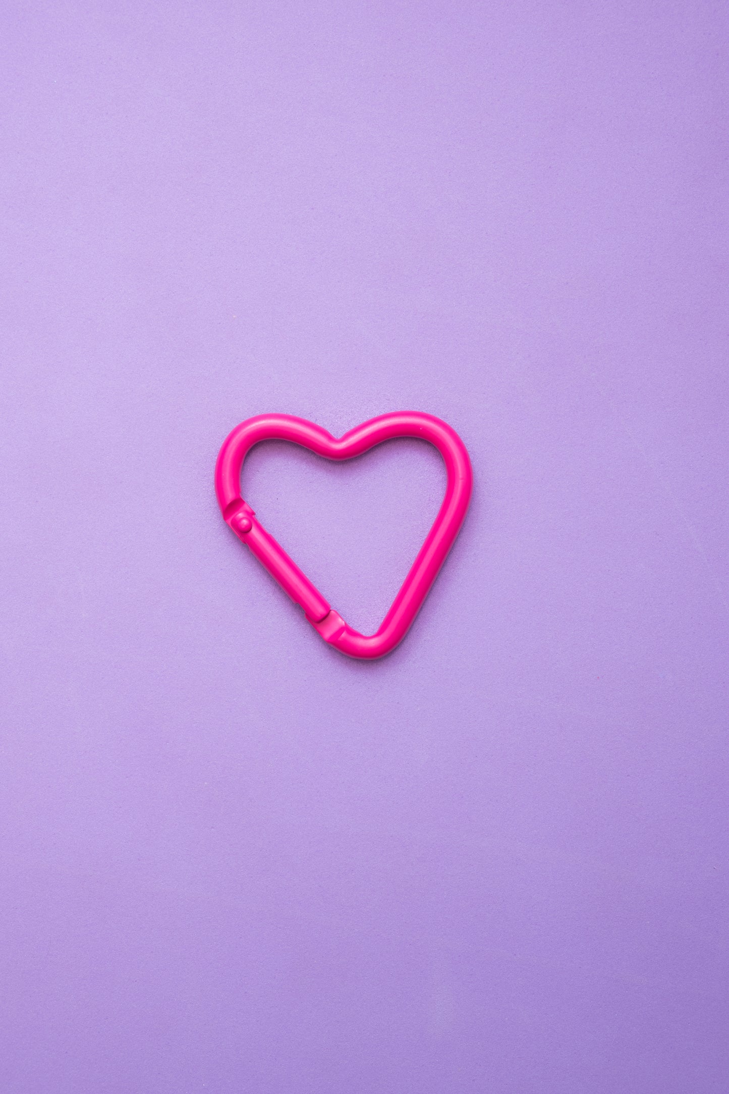 mosquetón rosa con forma de corazón