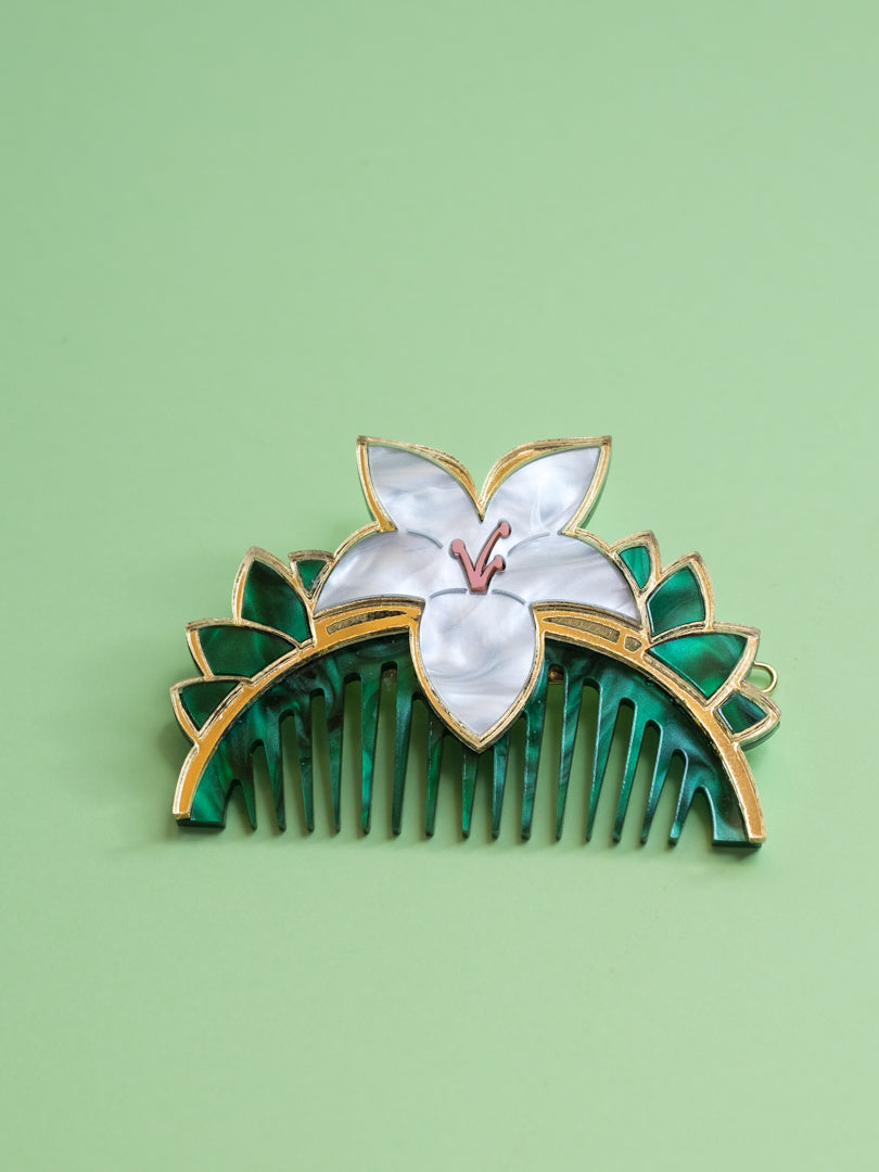 Peina de metacrilato inspirada en las películas Disney, realizada a mano pieza a pieza, esta joyita es ideal para realzar cualquier look, llena de color y super elegante