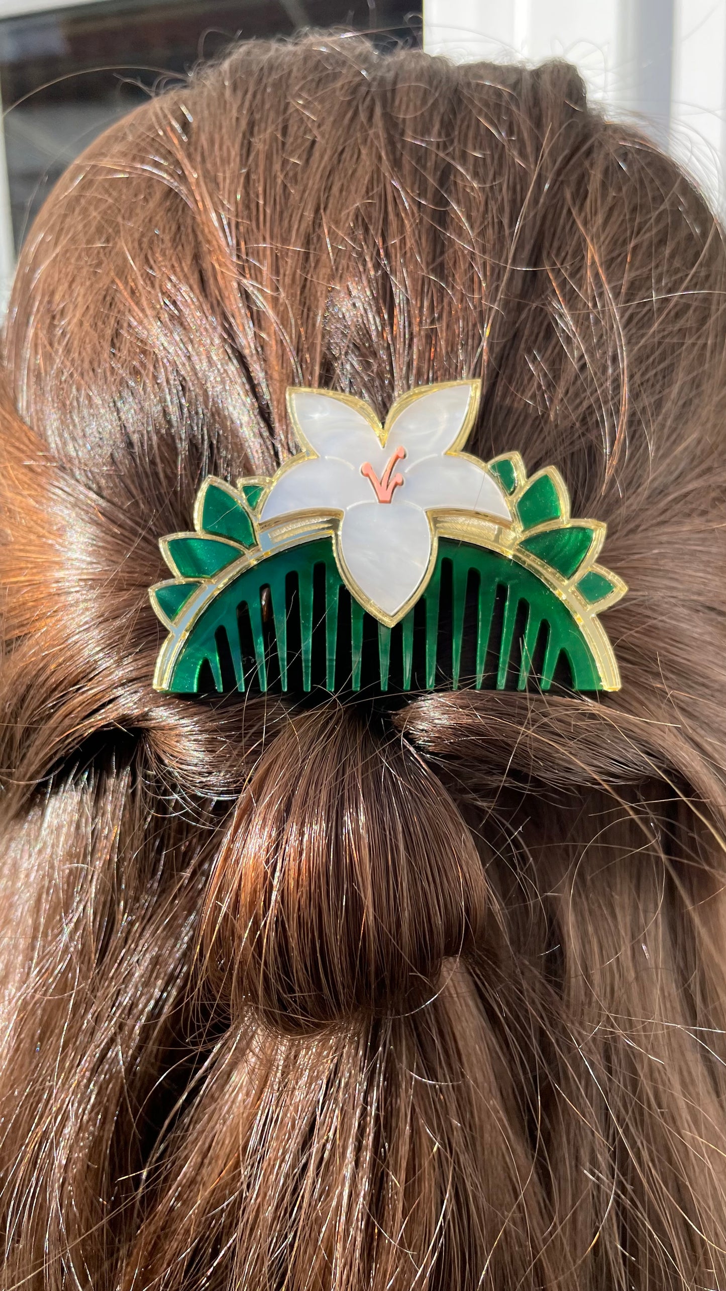 Peina de metacrilato inspirada en las películas Disney, realizada a mano pieza a pieza, esta joyita es ideal para realzar cualquier look, llena de color y super elegante