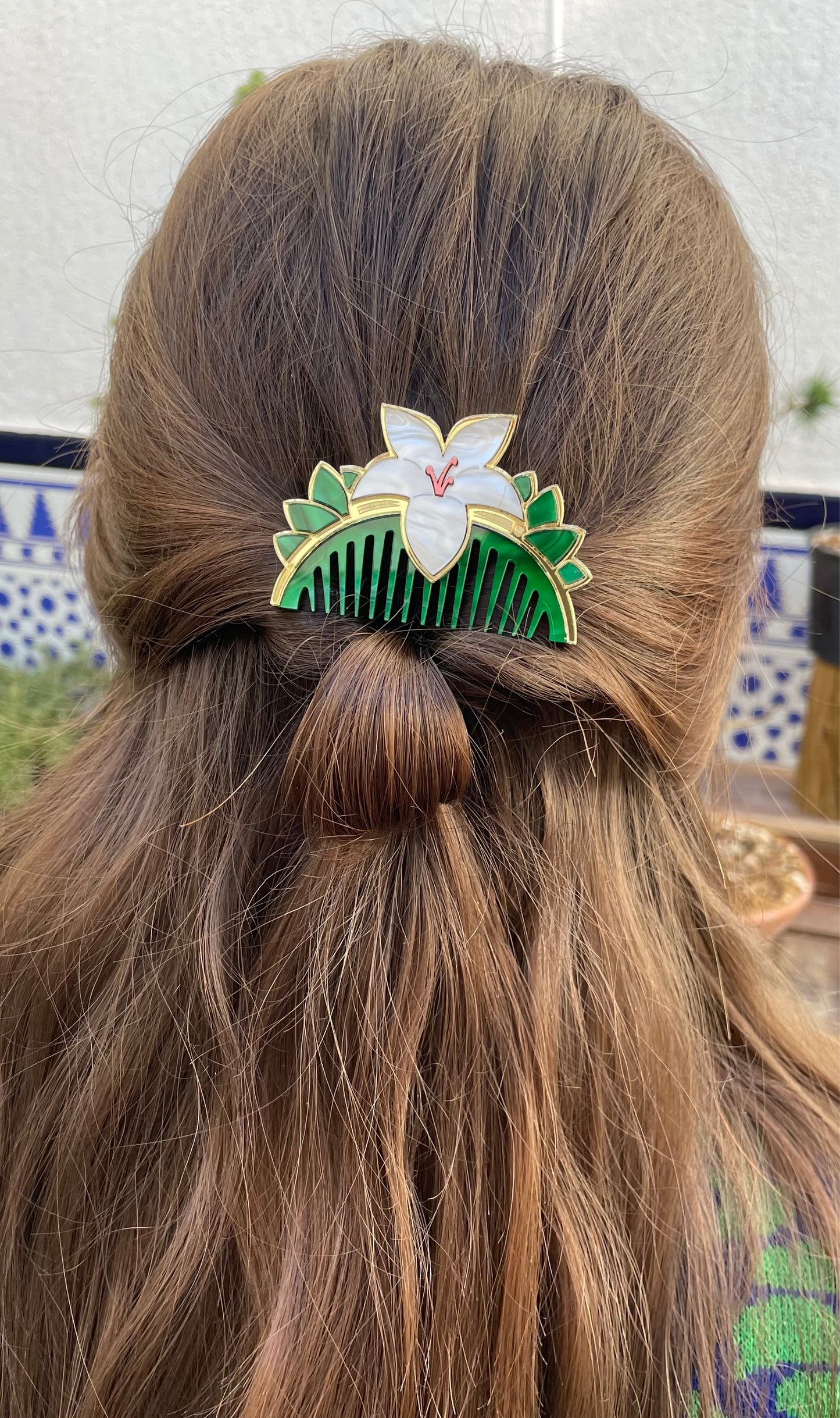 Peina de metacrilato inspirada en las películas Disney, realizada a mano pieza a pieza, esta joyita es ideal para realzar cualquier look, llena de color y super elegante