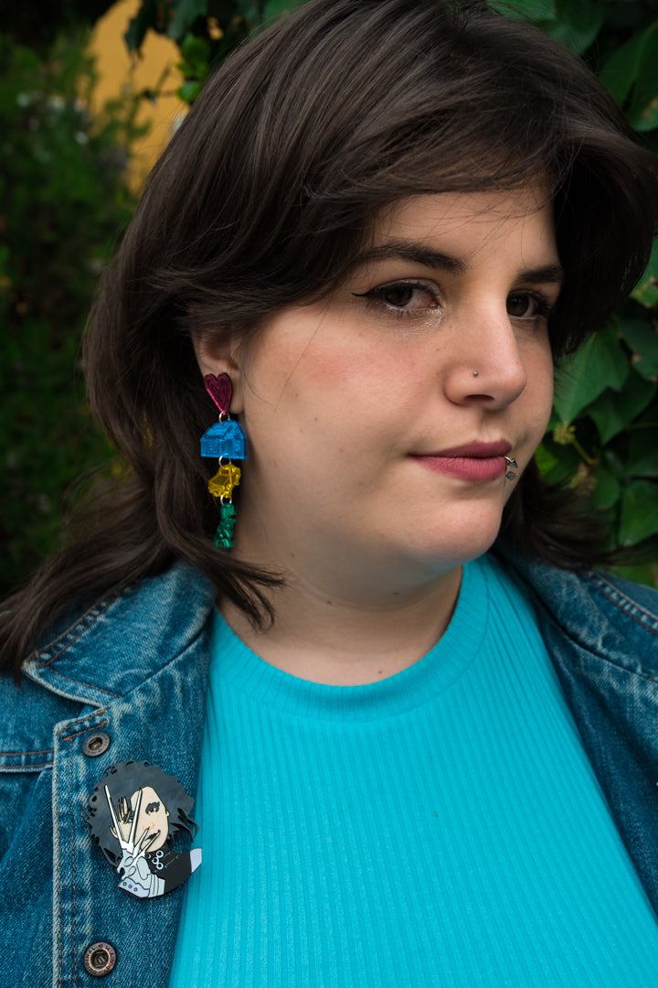 Pendientes de metacrilato inspirados en las películas de Tim Burton, Color y Brillo para los pendientes y negros y grises para el broche
