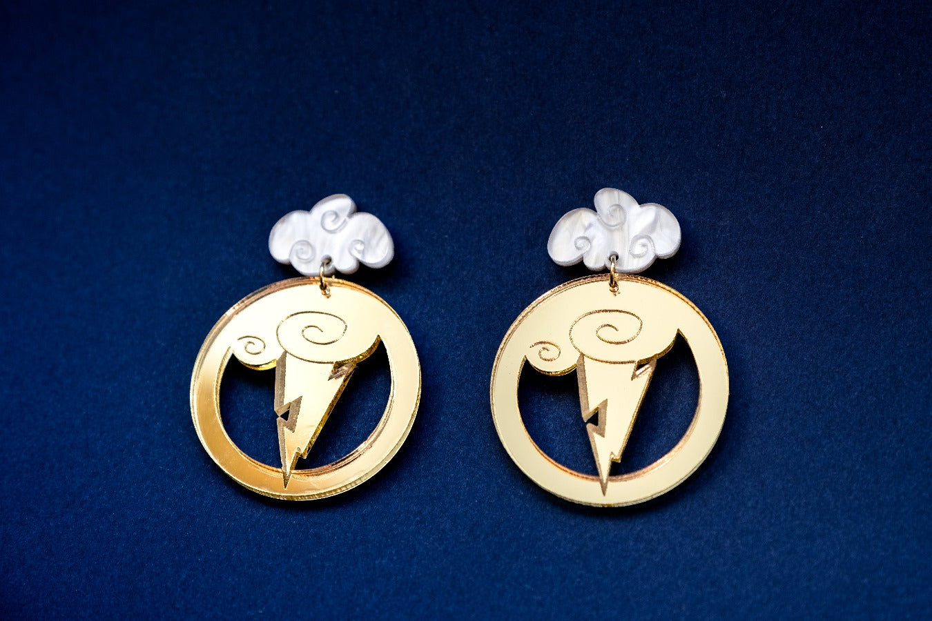 Pendientes de metacrilato inspirados en las películas Disney, esta joyita es ideal para realzar cualquier look, llena de color y super elegante