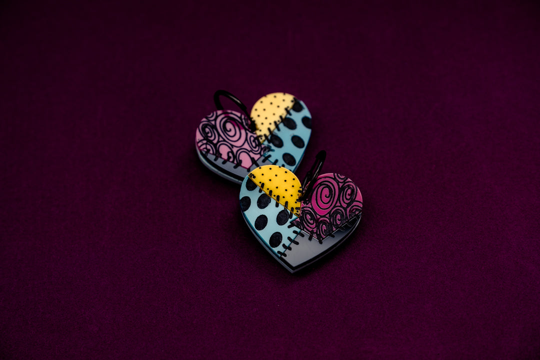 Pendientes de metacrilato inspirados en las películas de Tim Burton, color y brillo o acabado mate tu eliges en esta pieza reversible, 2 pendientes en uno