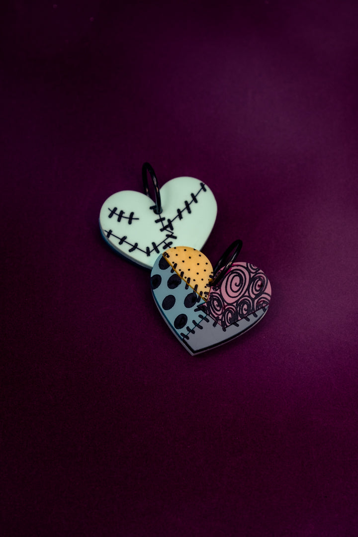 Pendientes de metacrilato inspirados en las películas de Tim Burton, color y brillo o acabado mate tu eliges en esta pieza reversible, 2 pendientes en uno