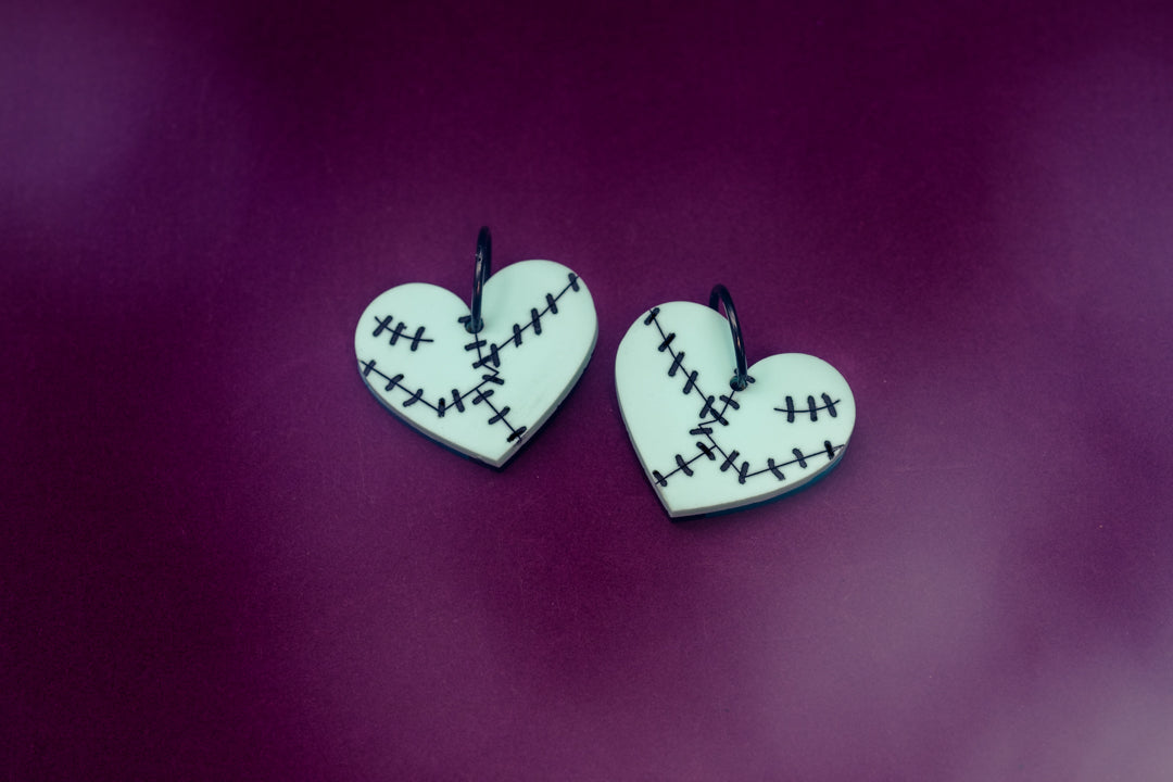Pendientes de metacrilato inspirados en las películas de Tim Burton, color y brillo o acabado mate tu eliges en esta pieza reversible, 2 pendientes en uno