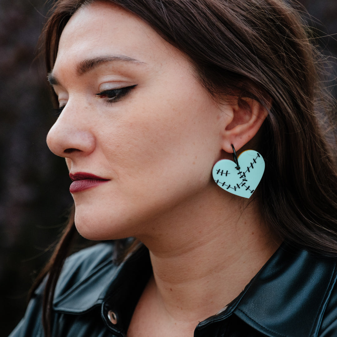 Pendientes de metacrilato inspirados en las películas de Tim Burton, color y brillo o acabado mate tu eliges en esta pieza reversible, 2 pendientes en uno