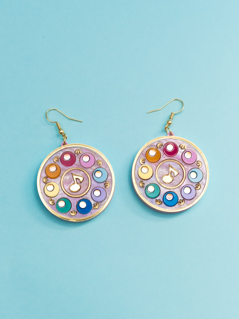Pendientes de metacrilato inspirado en tu serie de anime de la infancia Doremi, estos pendientes realizados a mano pieza a pieza llenan de color cualquier look