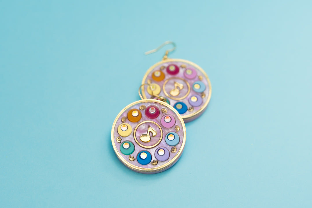 Pendientes de metacrilato inspirado en tu serie de anime de la infancia Doremi, estos pendientes realizados a mano pieza a pieza llenan de color cualquier look