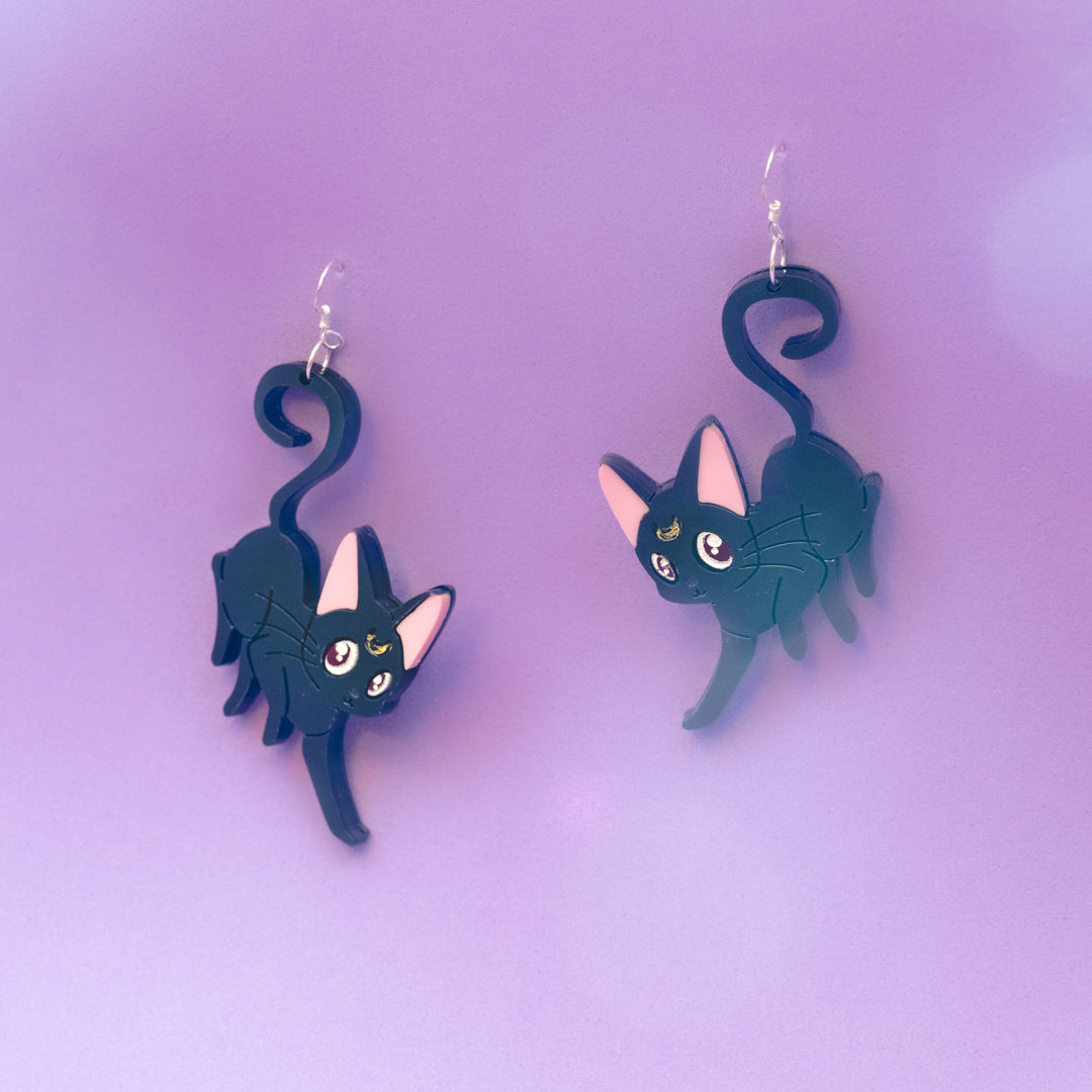 Pendientes de metacrilato inspirados en Gata Luna de Sailor Moon, elegantes y sencillos.