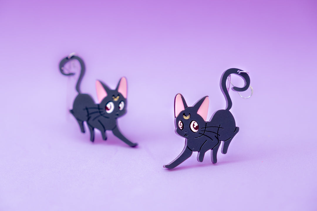 Pendientes de metacrilato inspirados en Gata Luna de Sailor Moon, elegantes y sencillos.