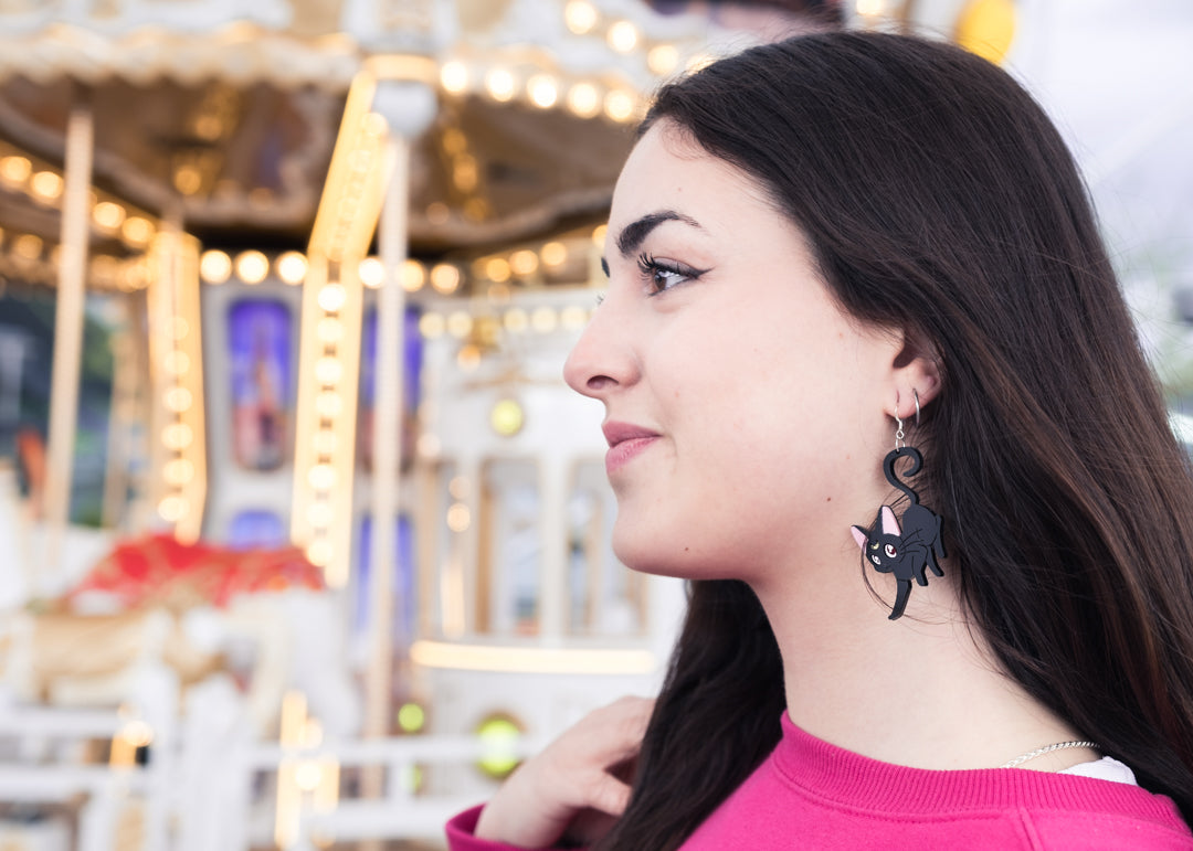Pendientes de metacrilato inspirados en Gata Luna de Sailor Moon, elegantes y sencillos.
