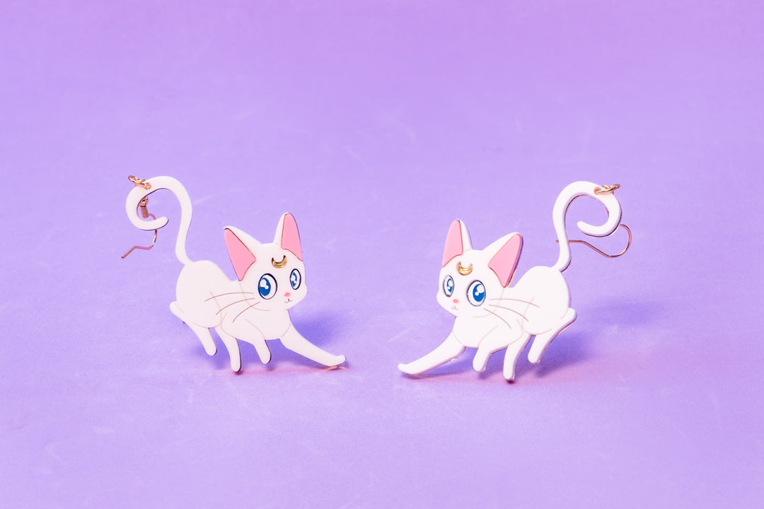 Pendientes de metacrilato inspirados en Gato Artemis de Sailor Moon, elegantes y sencillos.