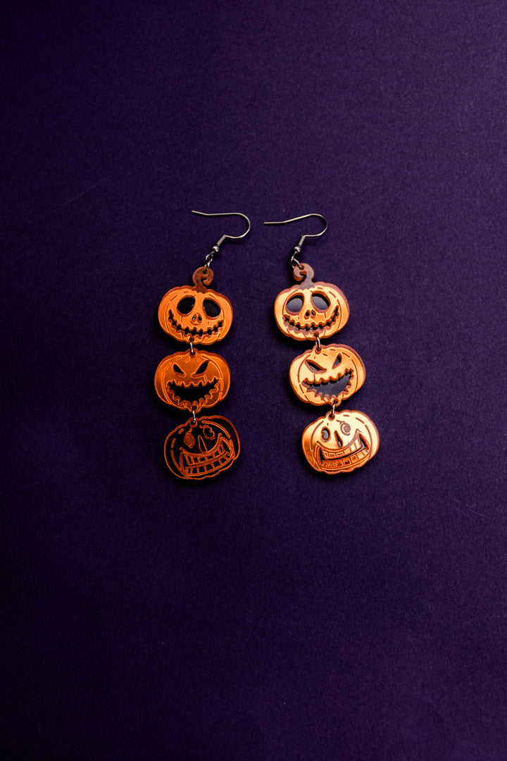 Pendientes de metacrilato inspirados en las películas de Tim Burton, Calabazas naranja espejo, color y brillo en estas joyas de Halloween