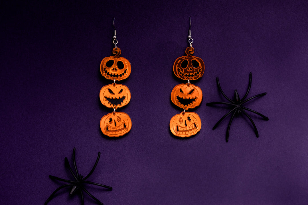 Pendientes de metacrilato inspirados en las películas de Tim Burton, Calabazas naranja espejo, color y brillo en estas joyas de Halloween