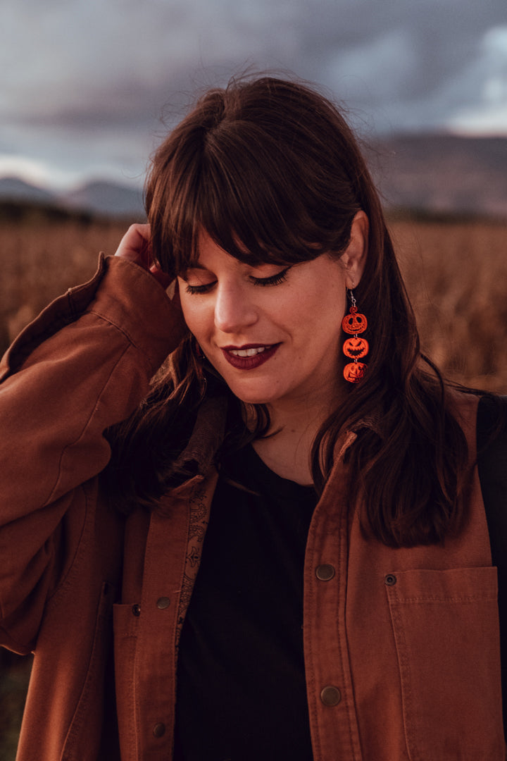 Pendientes de metacrilato inspirados en las películas de Tim Burton, Calabazas naranja espejo, color y brillo en estas joyas de Halloween