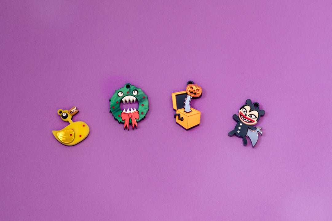 Pendientes inspirados en los jugetes de pesadillas antes de navidad, hechos a mano en metacrilato de diferentes texturas, es un pack de 4