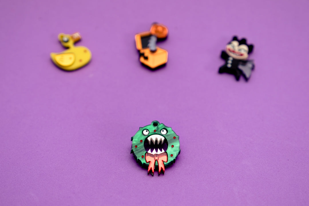 Pendientes inspirados en los jugetes de pesadillas antes de navidad, hechos a mano en metacrilato de diferentes texturas, es un pack de 4