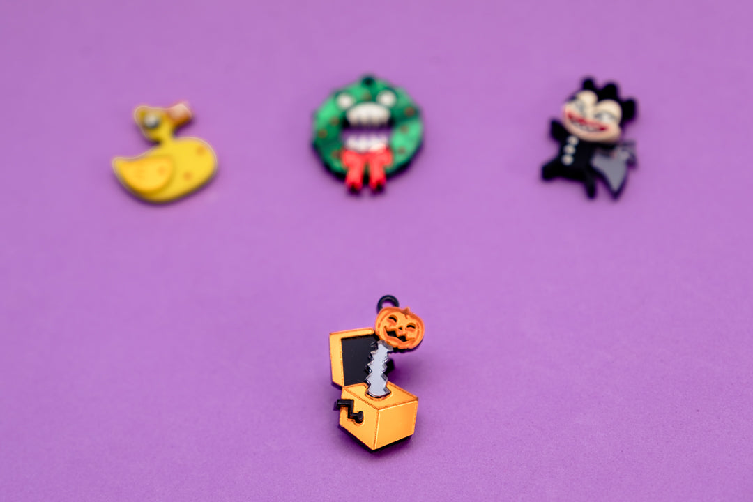 Pendientes inspirados en los jugetes de pesadillas antes de navidad, hechos a mano en metacrilato de diferentes texturas, es un pack de 4