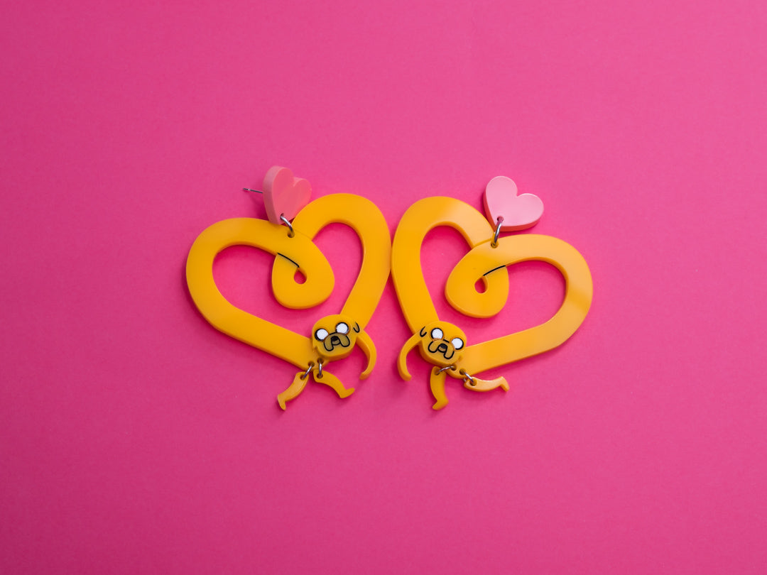 Pendientes de metacrilato inspirados en Nuestra serie favorita Hora de Aventuras, este corazón de Jake esta lleno de movilidad y color, un regalazo!
