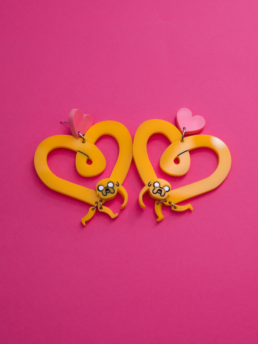 Pendientes de metacrilato inspirados en Nuestra serie favorita Hora de Aventuras, este corazón de Jake esta lleno de movilidad y color, un regalazo!